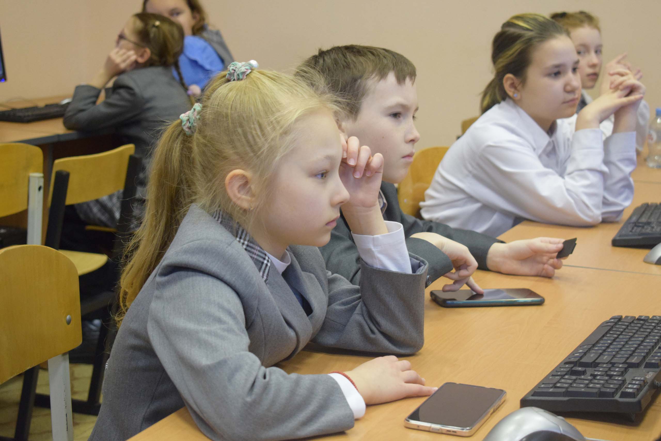 Задания 1 класс математика школа россии 1 четверть. Единицы измерения рублей. Задание для 1 класса по математике контрольная работа. Слоги с р для дошкольников. К р 1 кл.